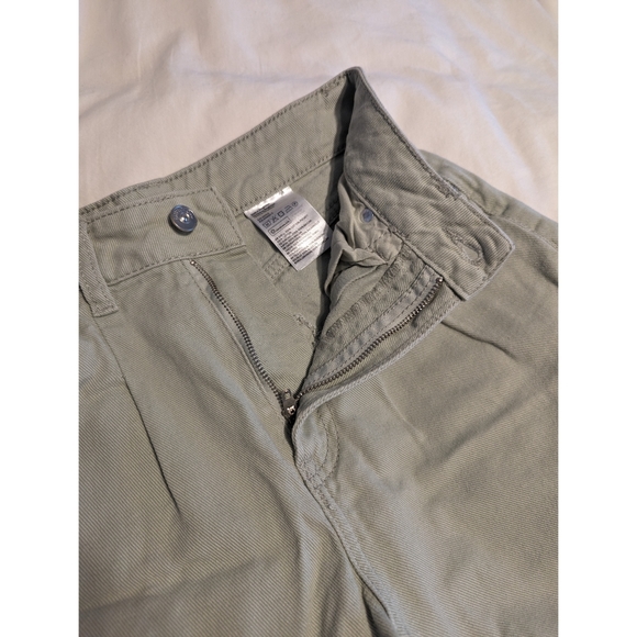 3/$20! H&M Mom Fit Twill Shorts - Picture 6 of 9